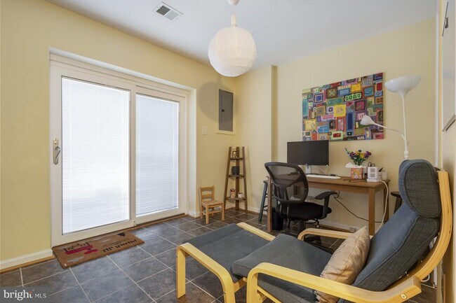 Building Photo - 132 E Glebe Rd