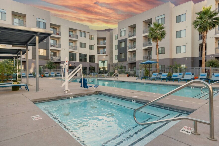 Building Photo - 711 W Broadway Rd