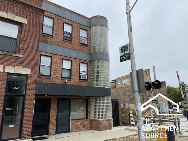 Building Photo - 4642 N Francisco Ave