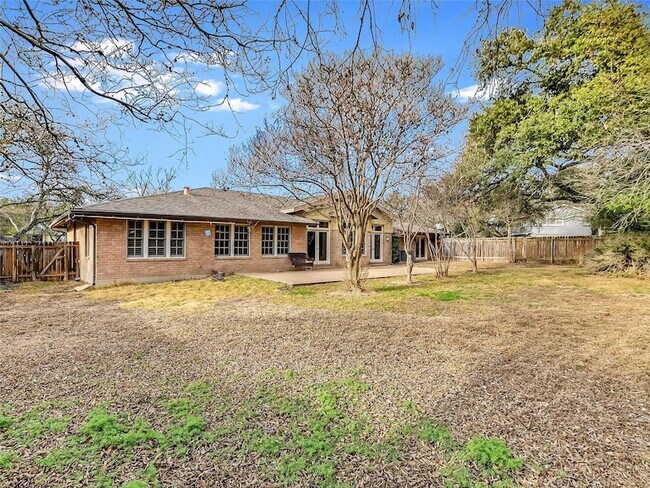 Building Photo - 6605 Mesa Dr