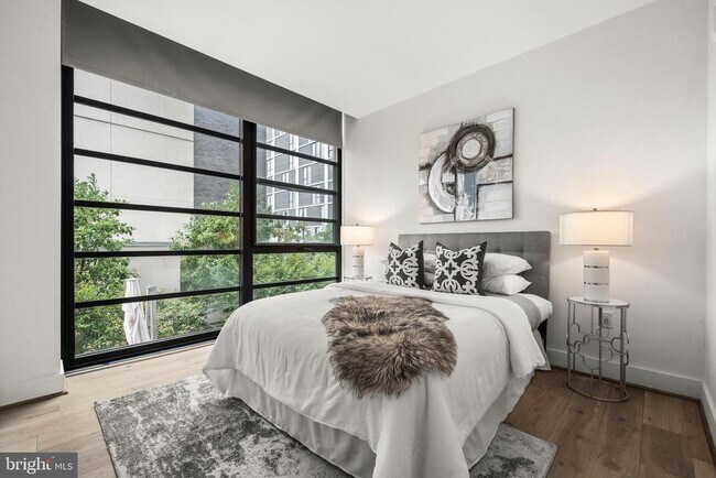 Building Photo - 1300 4th St SE