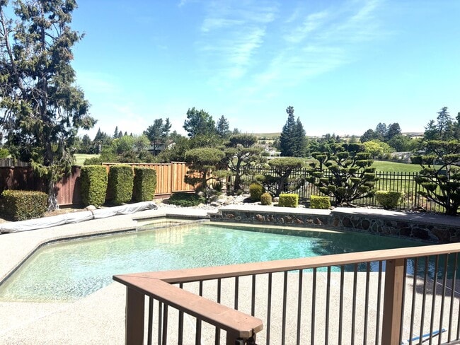 Building Photo - Stunning 4-Bedroom Home on Golf Course wit...