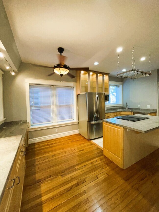 Building Photo - $2100 - AMAZING DESIGNED 2F UNIT LOCATED IN THE CWE!