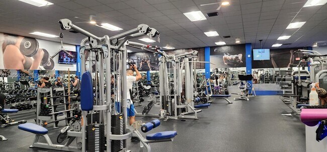 Building Photo - 16251 Golf Club Rd