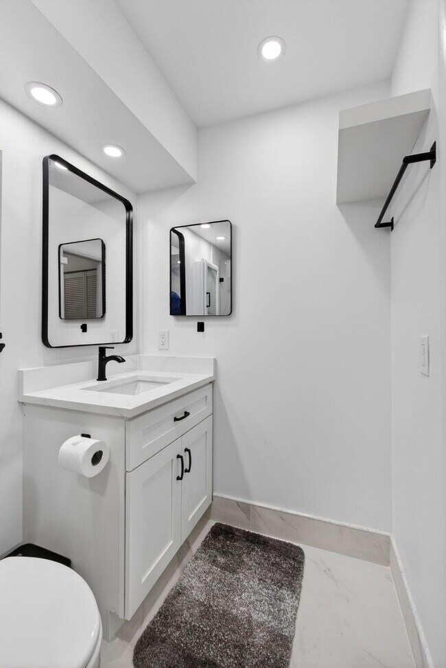 Building Photo - 100 Shore Ct