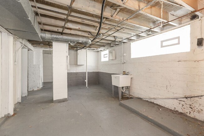 Building Photo - 2 Bedroom 1 bath Single Family Home