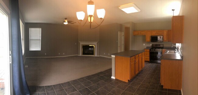 Building Photo - Large Home in Papillion For Rent!