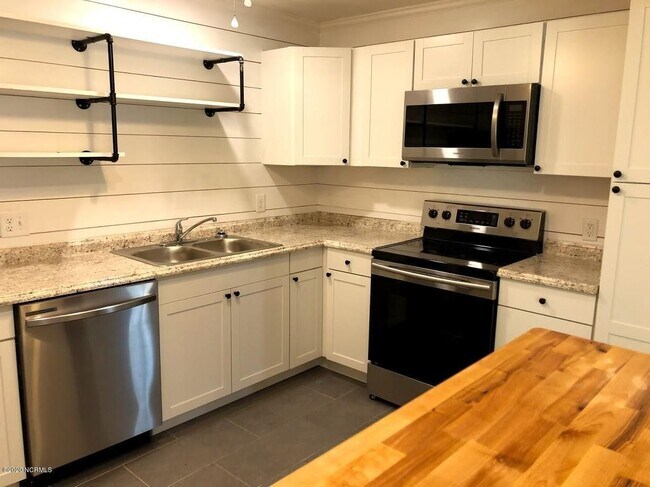 Building Photo - Walking Distance to UNCW