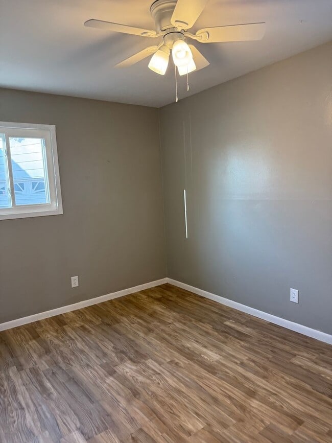 Building Photo - 4br 2bth large sun room and big fenced in backyard