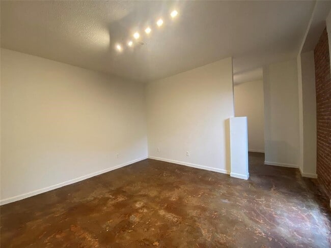 Building Photo - 1112 Lawrence St