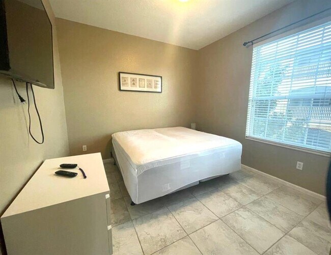 Building Photo - 2484 San Tecla St