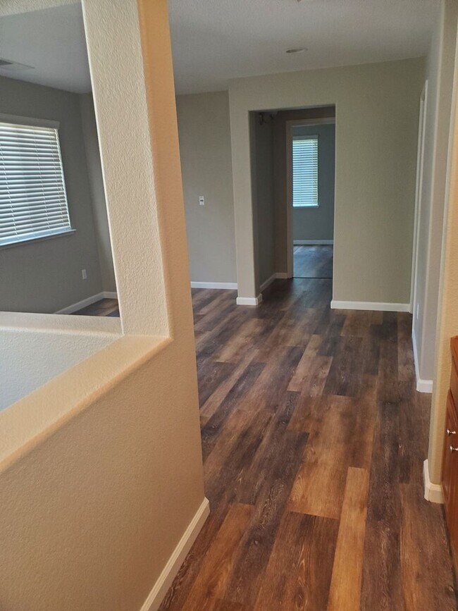 Building Photo - 4 Bedrooms in Gated Community