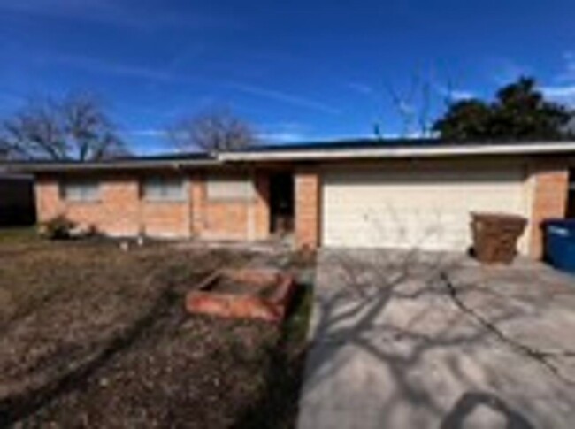 Primary Photo - Nice Home located just off of SPID and Air...