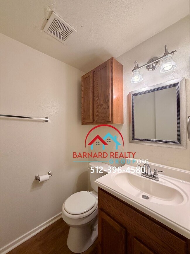 Building Photo - Available Now: 2 bed/1 bath duplex with car port