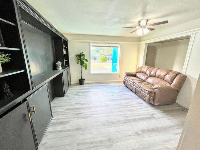 Building Photo - PRE-LEASING FOR FALL: Check out this Renov...