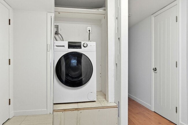 Building Photo - Hidden Gem at Saratoga Creekside – End Unit with Yard