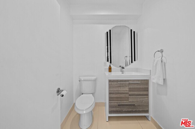 Building Photo - 355 S Sycamore Ave