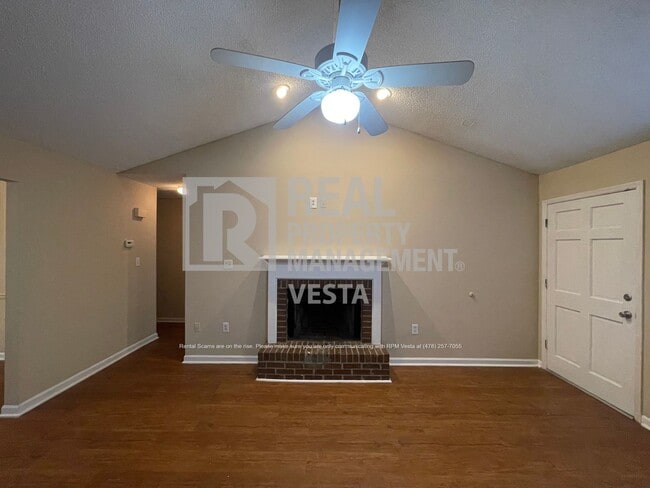 Building Photo - 402 Steeplechase-