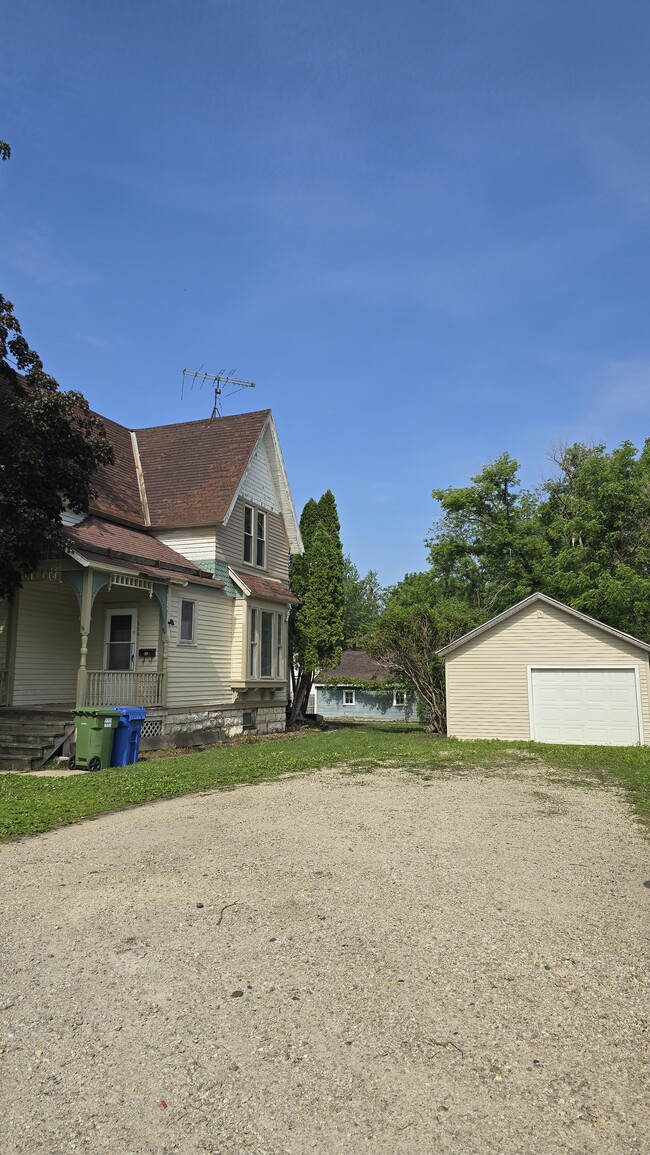 Primary Photo - 904 N Grand Ave