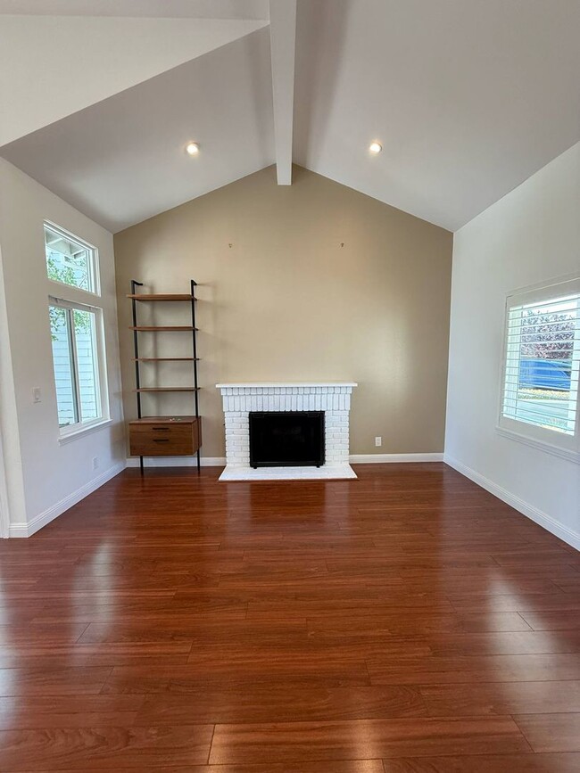Building Photo - Stylish Redwood Shores Home with Vaulted C...