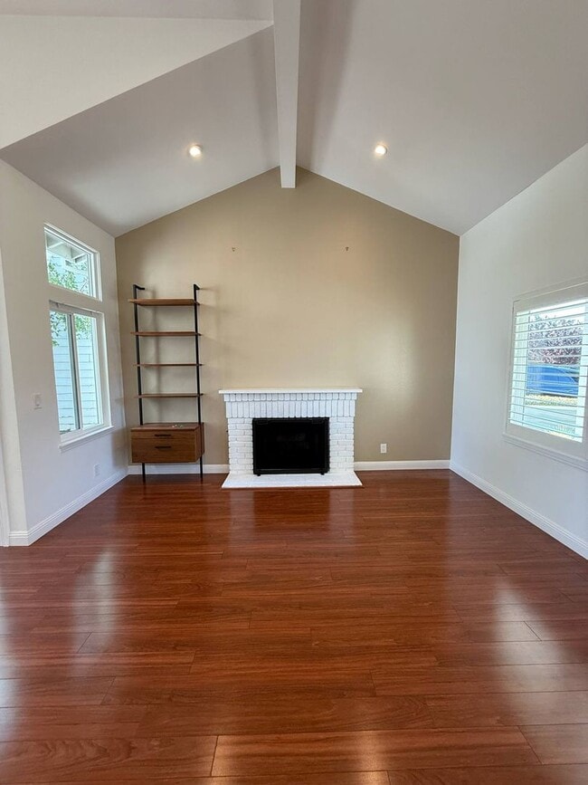 Building Photo - Stylish Redwood Shores Home with Vaulted Ceilings & Private Yard