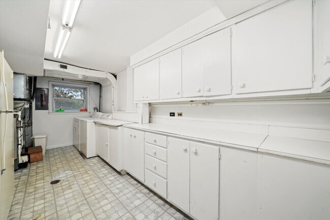 Building Photo - 400 Locust Rd