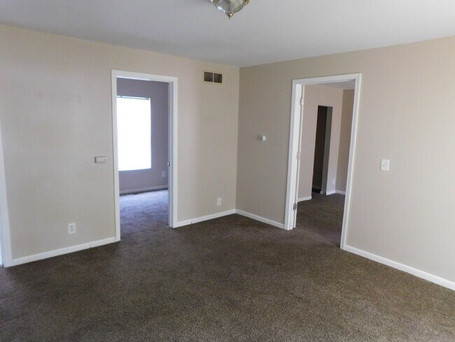 Building Photo - Private Entry Lower Unit of Duplex near Water