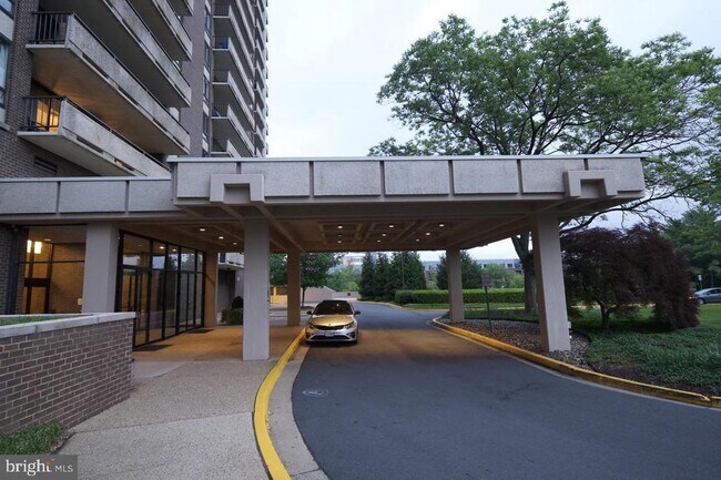 Building Photo - 1800 Old Meadow Rd