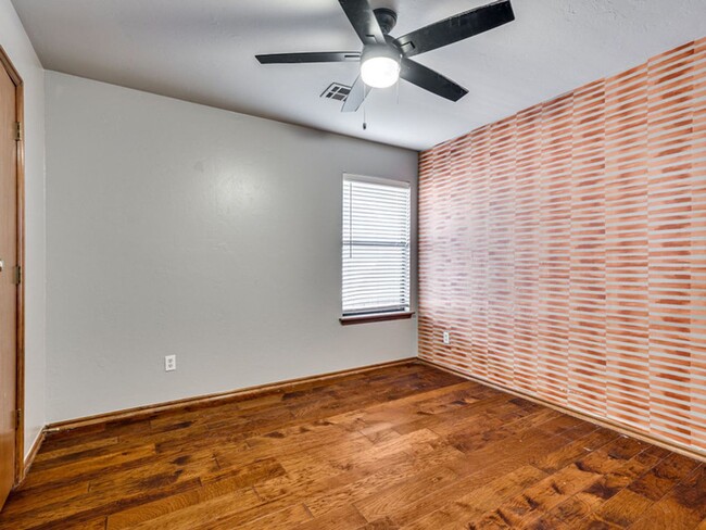 Building Photo - New In Moore Home Available now!