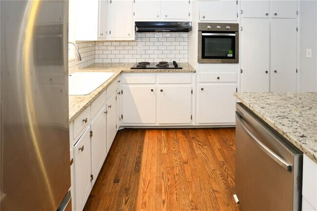 Building Photo - 667 Tara Cir SE