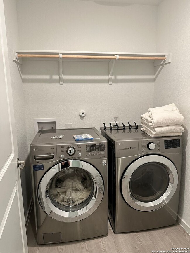 Building Photo - FULLY FURNISHED!!! 3Bed/2Bath House for Rent! Available Now! 12 or 6 month lease.