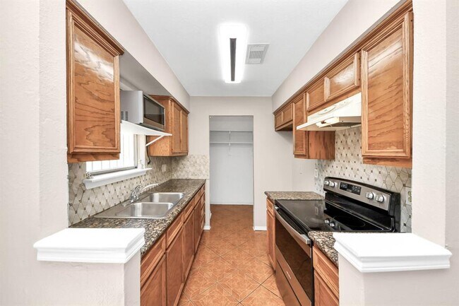 Building Photo - 12922 Grovemill Dr