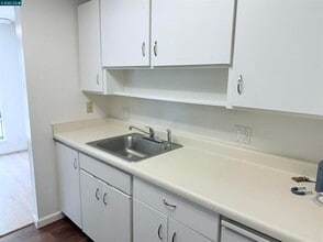Building Photo - Great commute location close to downtown W...