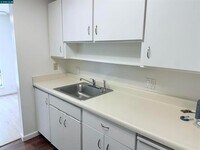 Building Photo - Great commute location close to downtown W...