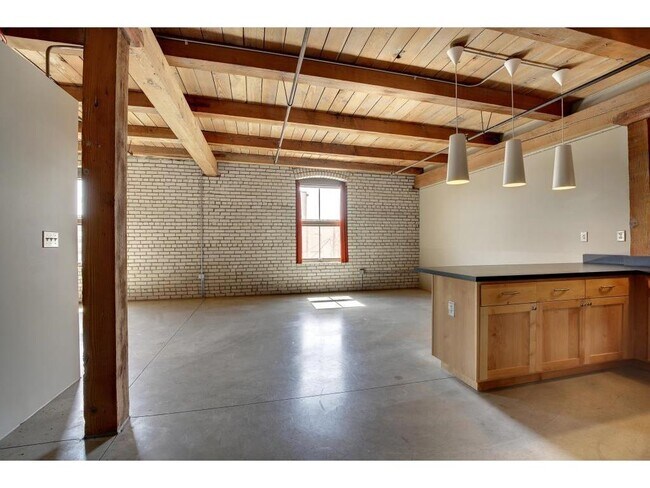 Building Photo - 127 5th St NE
