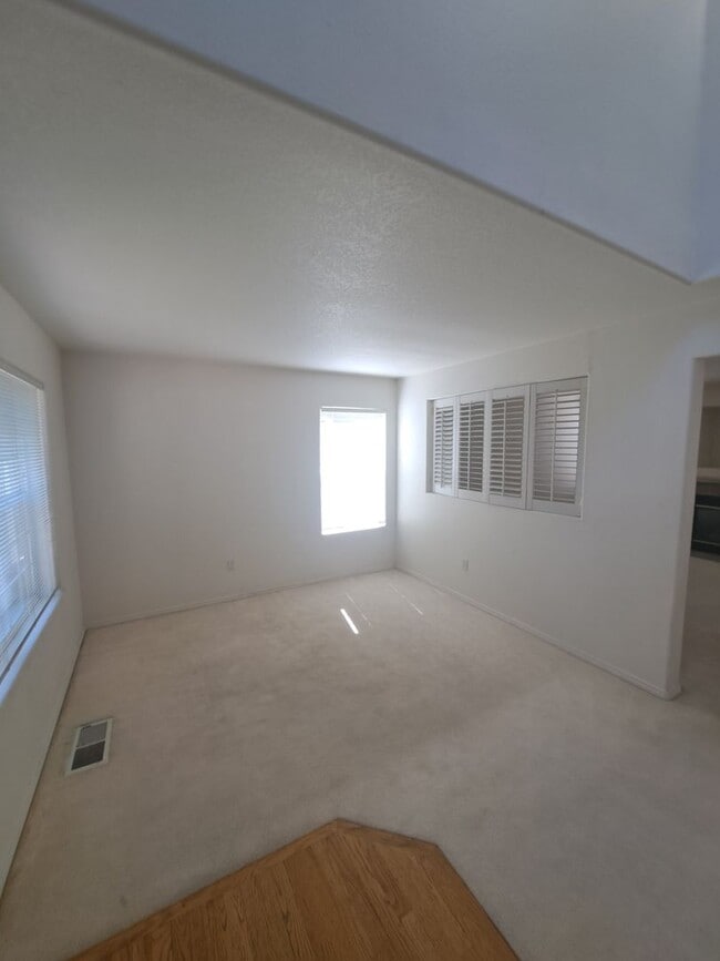 Building Photo - Beautiful Bright 3 bedroom - A/C  - Move i...