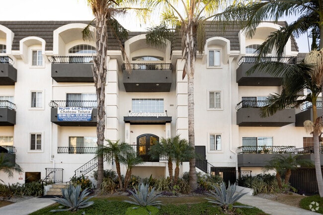 Building Photo - Chateau Toluca Apartments
