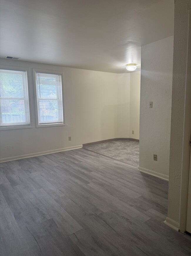 Building Photo - College Manor