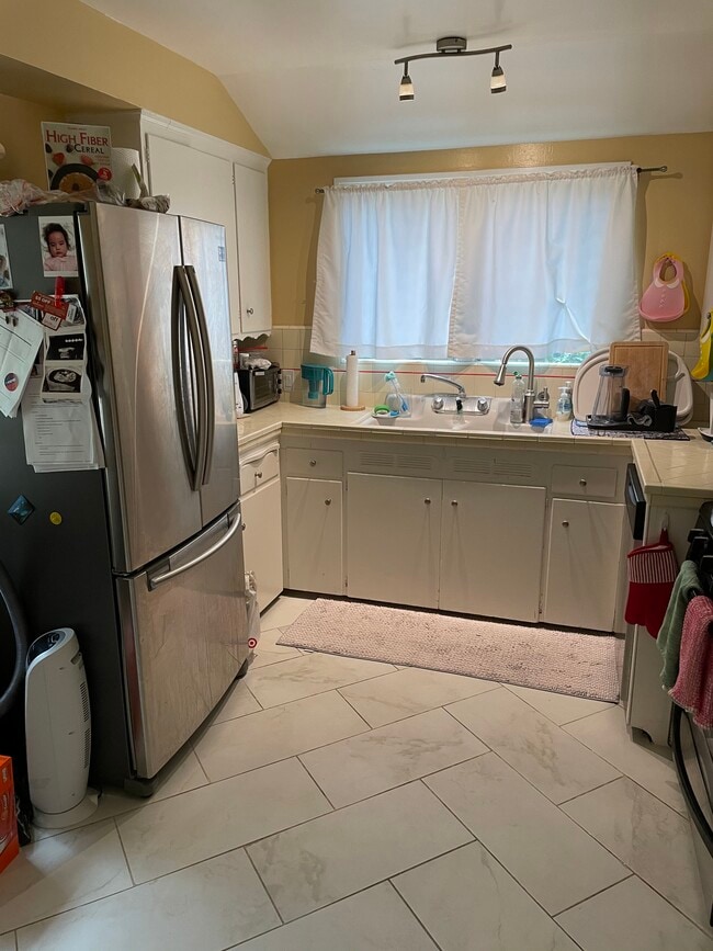Kitchen - 10338 La Grange Ave