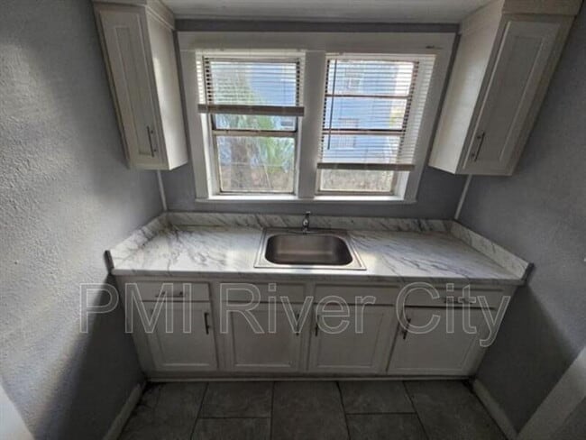 Building Photo - 1331 W 25th St