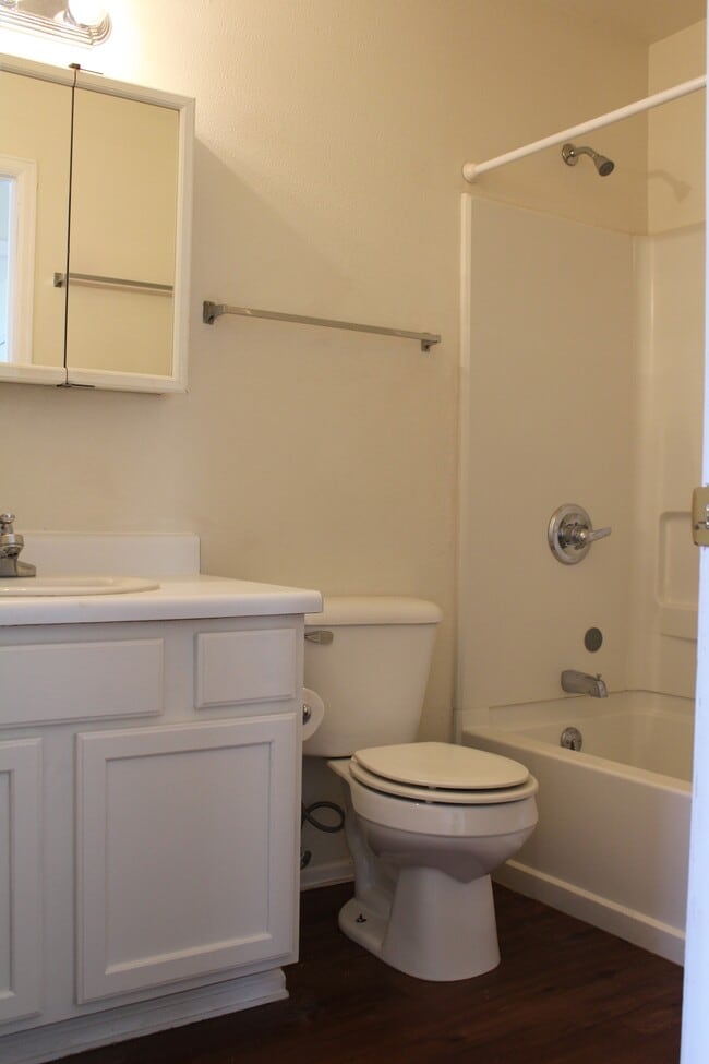 Building Photo - 415 Columbine Dr