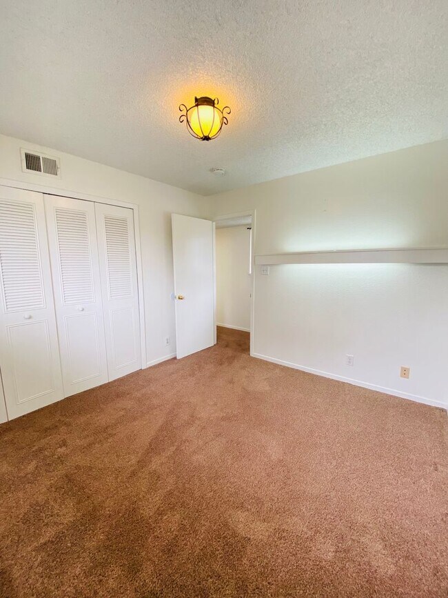 Building Photo - Cute Corner Lot!