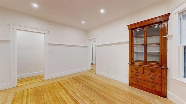 Building Photo - 147 Langdon Ave