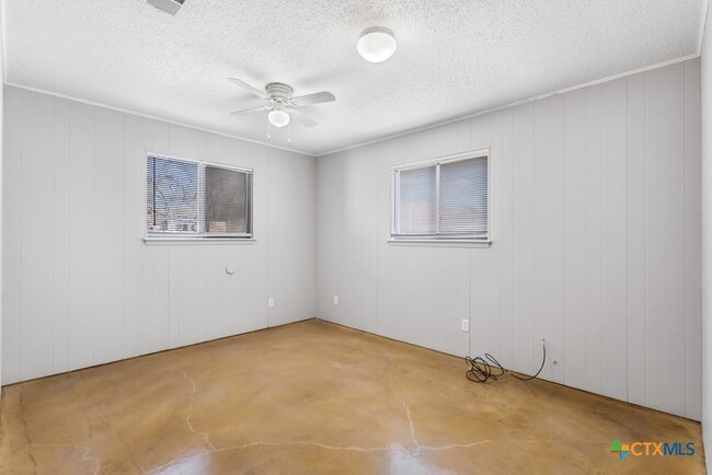 Building Photo - 222 Redbud Ln