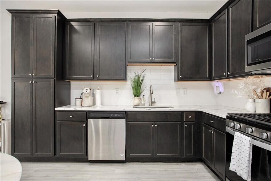 Building Photo - 1961 James Red Moore Blvd