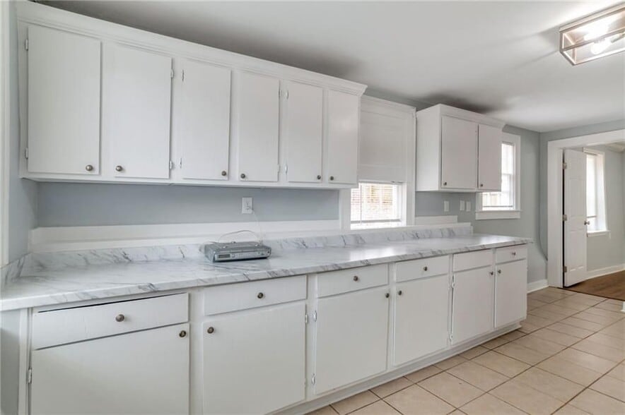 Building Photo - 2545 White Oak Dr