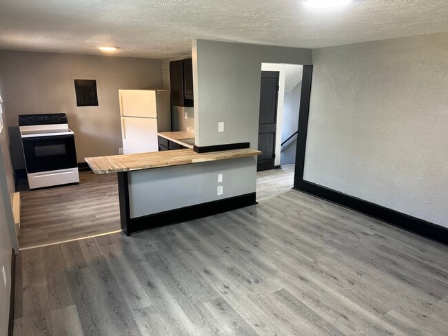 Building Photo - 706 Church St