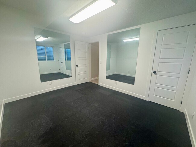 Building Photo - 5 bedroom 3 bath in SW Lincoln