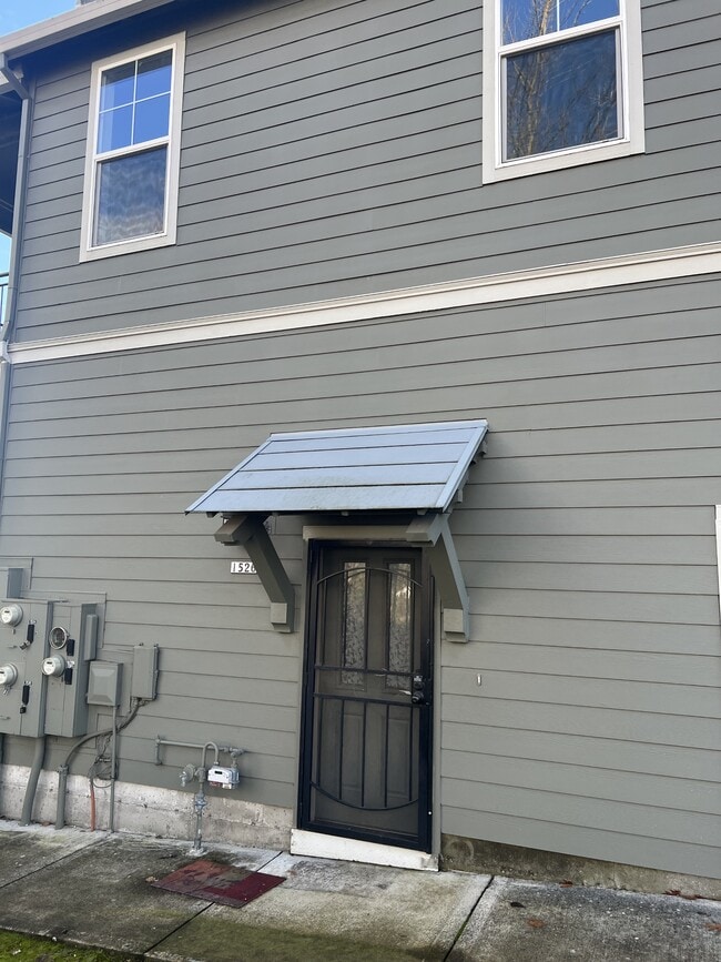 Building Photo - 1526 NE Market Dr