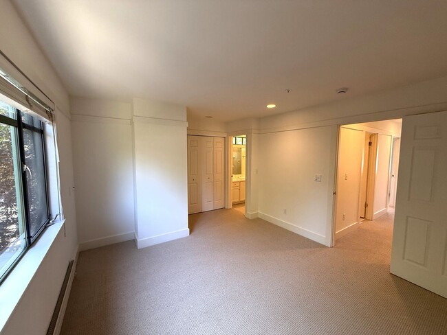 Building Photo - CRAFTSMAN STYLE TWO STORY 2BD/2BA END UNIT...